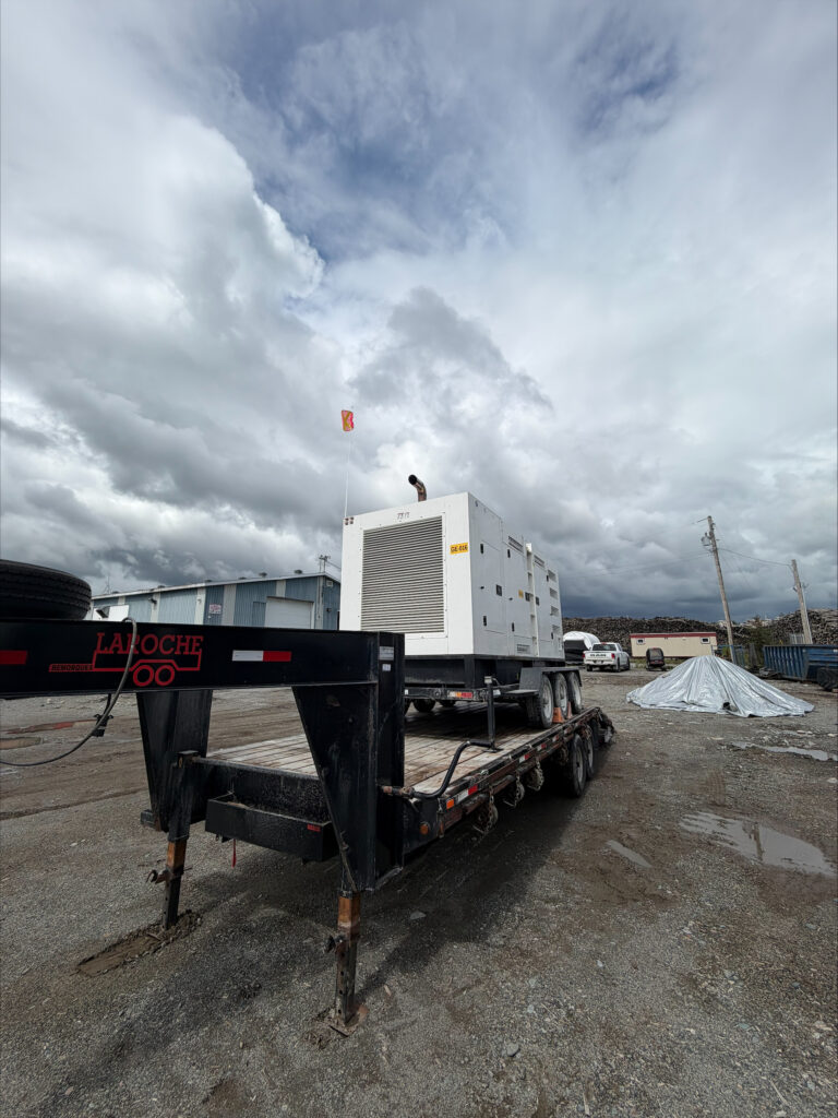 Génératrice de chantier GE-016 transportée sur une remorque plateforme