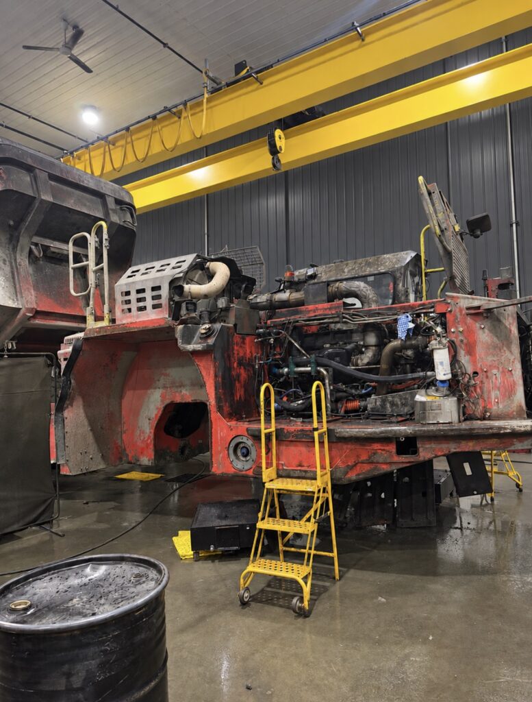 Changement de moteur sur un camion minier, photo 1