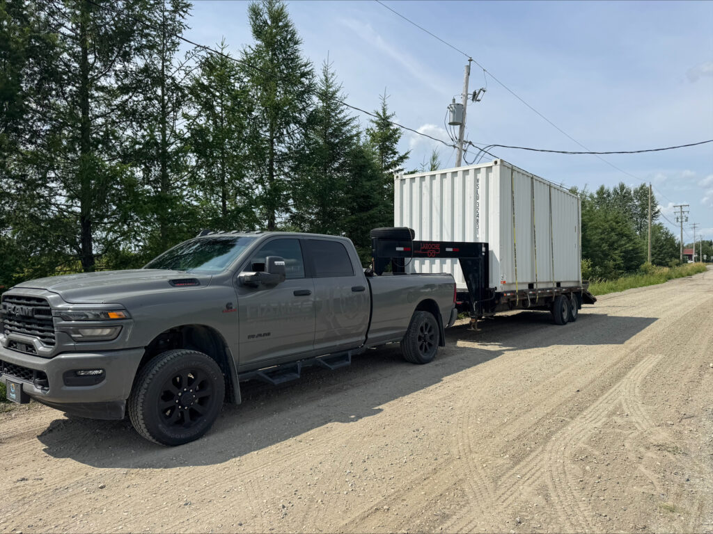 Camion FIAMEC remorquant un conteneur sur un chemin de terre